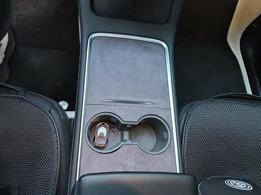Tesla Model Y — миниатюра 16