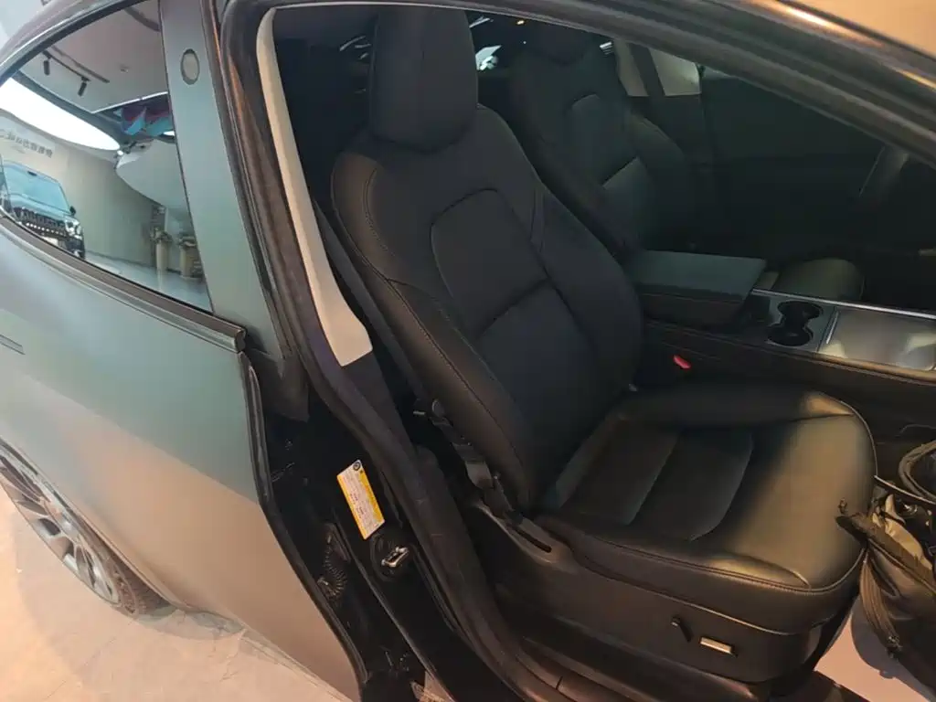 Tesla Model Y — миниатюра 25