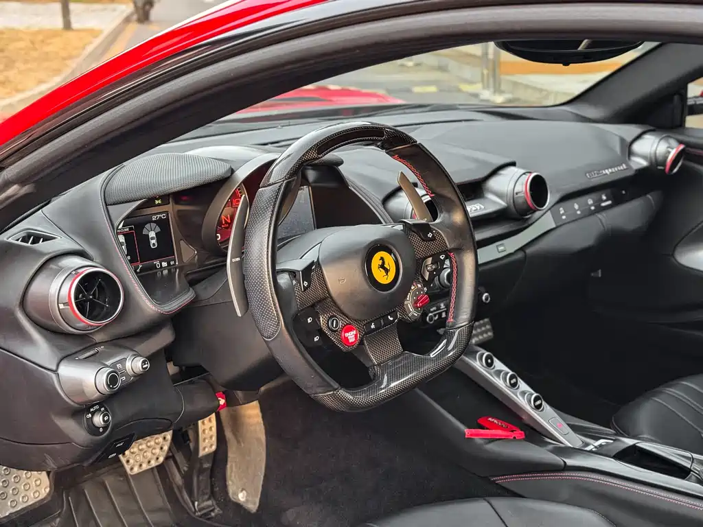 FERRARI  812