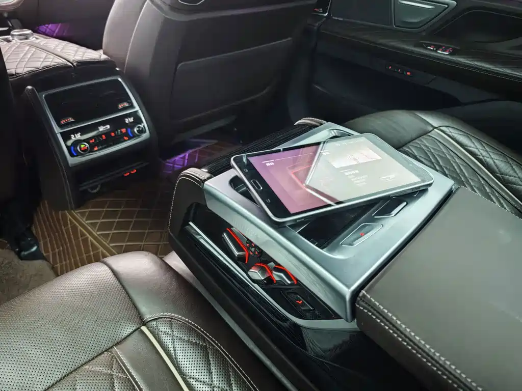 BMW 7 Series — миниатюра 12