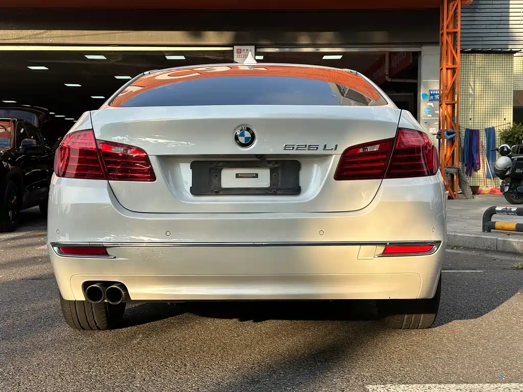 BMW 5 Series — миниатюра 15