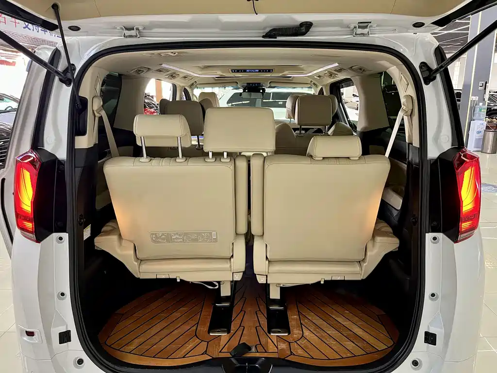 Toyota Alphard — миниатюра 14