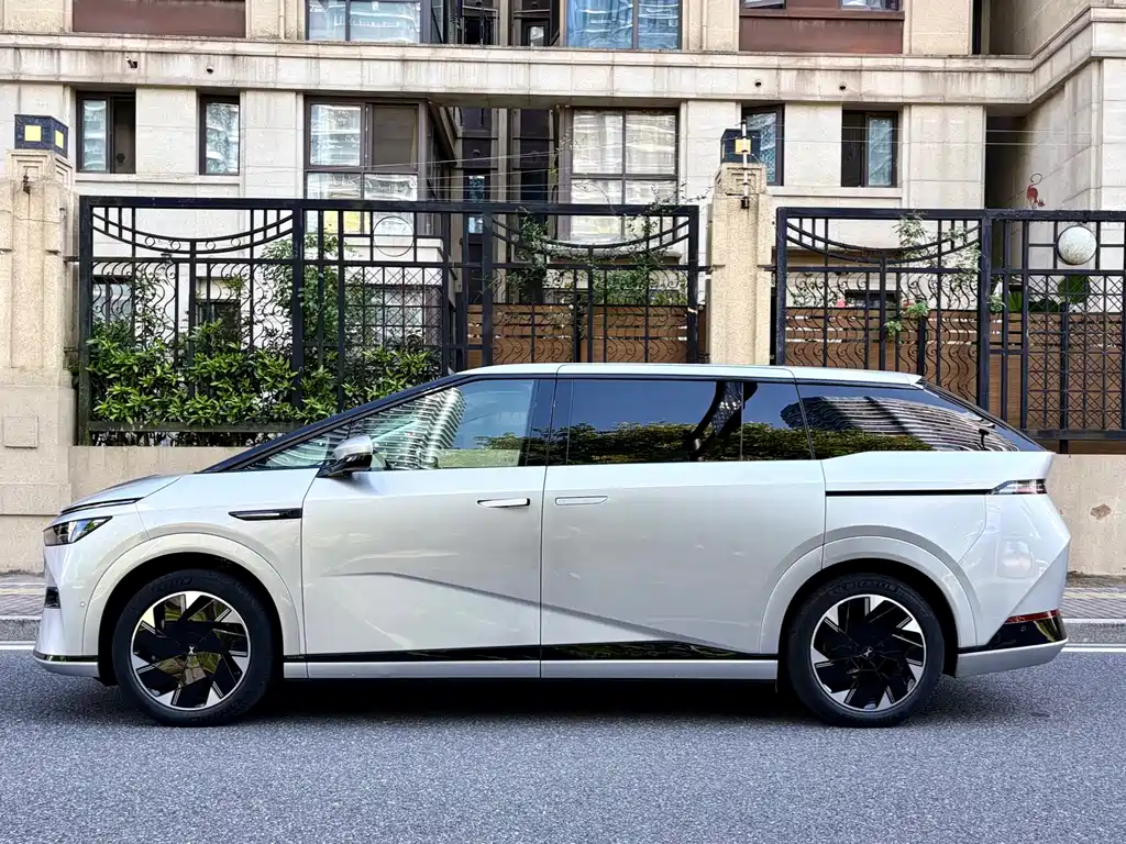 XPeng X9 — миниатюра 3