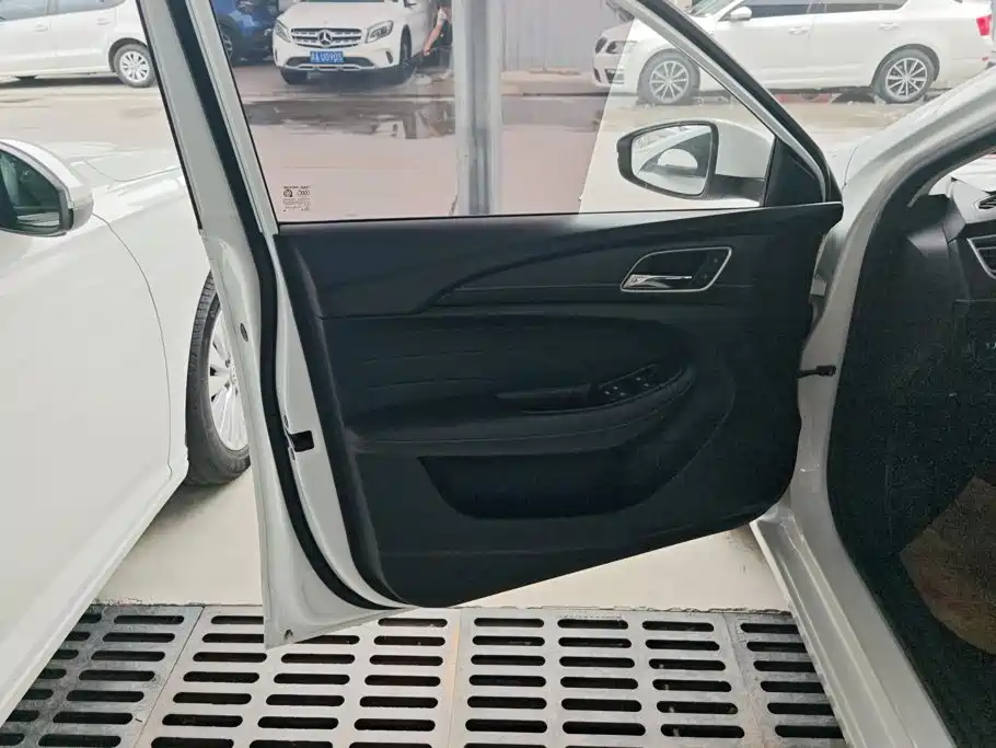 Roewe i5 — миниатюра 7