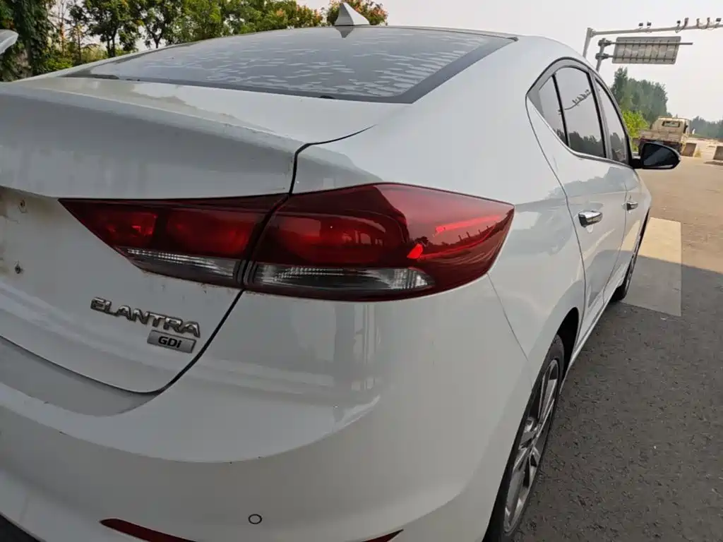 Hyundai Elantra — миниатюра 8