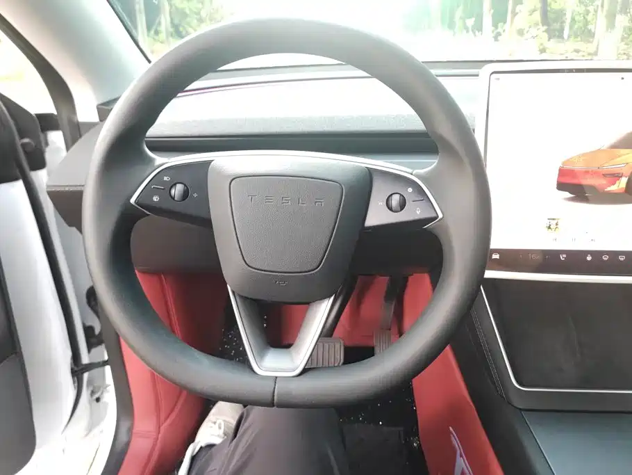 Tesla Model Y — миниатюра 15