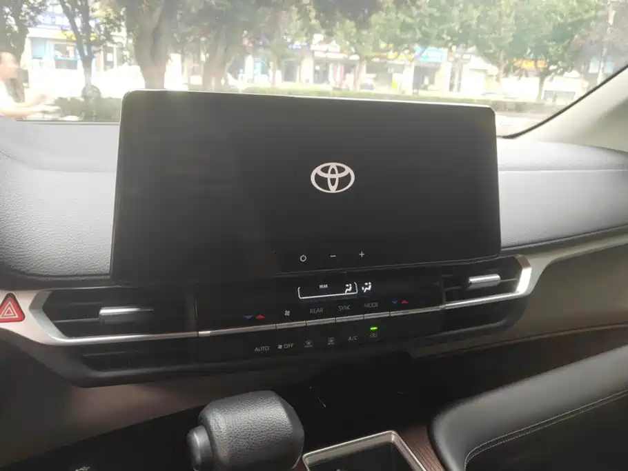 Toyota Granvia — миниатюра 13