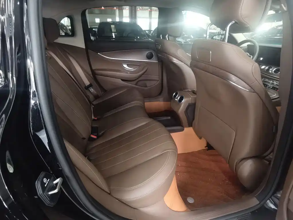 Mercedes-Benz E-Class — миниатюра 16