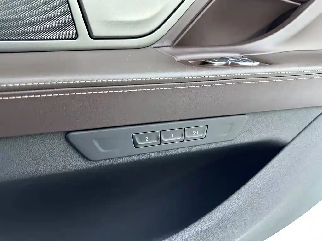BMW 7 Series — миниатюра 21
