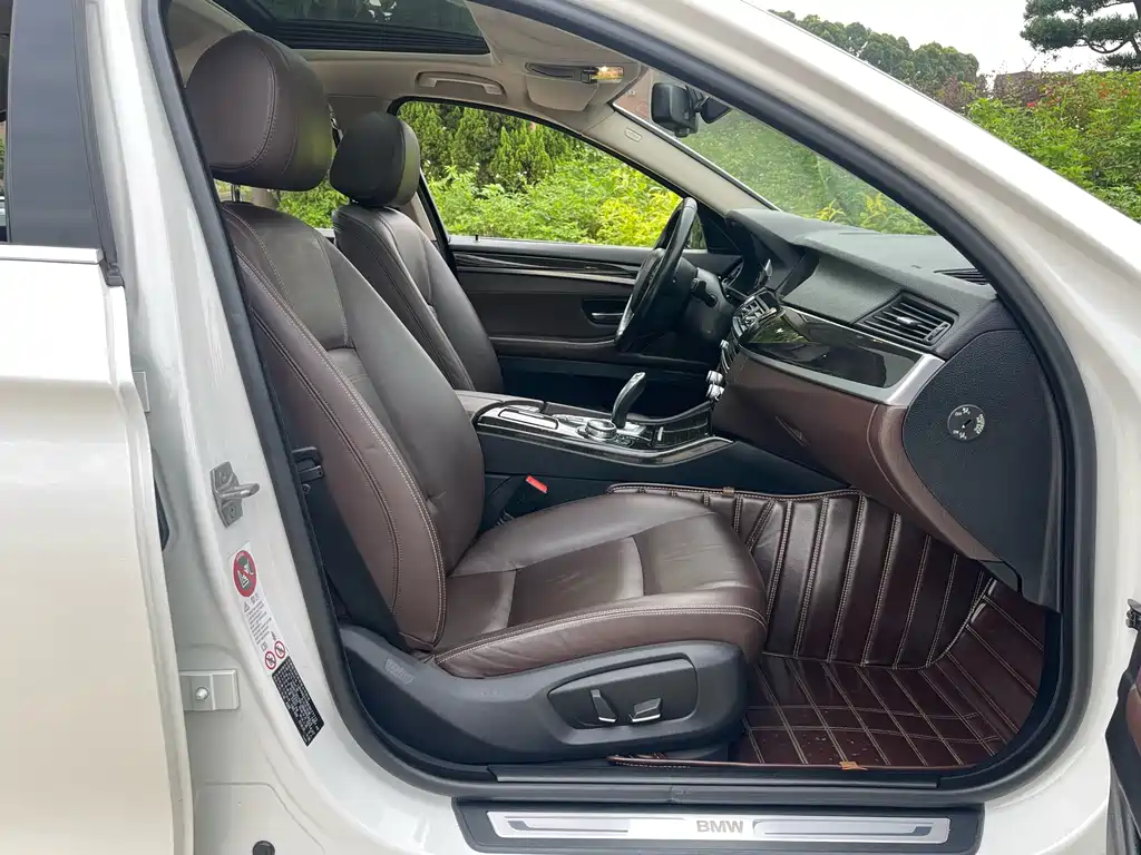 BMW 5 Series — миниатюра 9