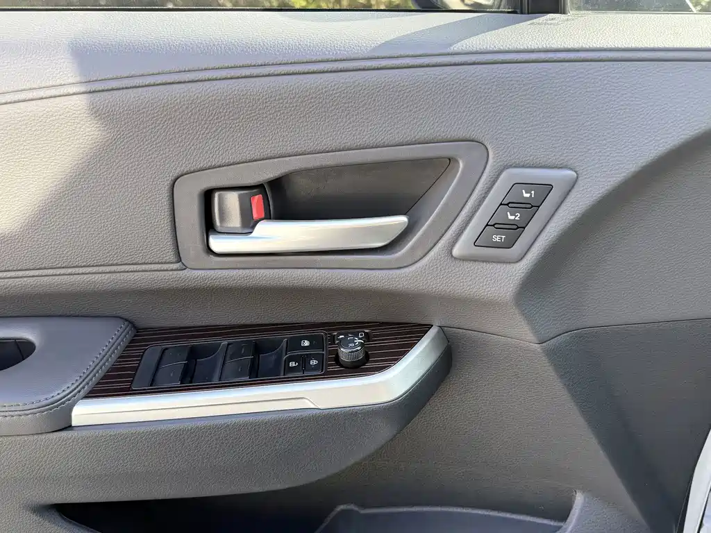 Toyota Granvia — миниатюра 16