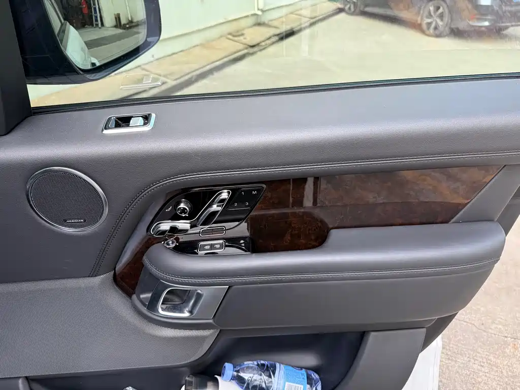 Land Rover Range Rover — миниатюра 5