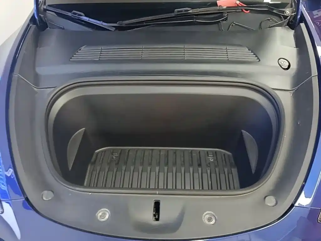 Tesla Model Y — миниатюра 20