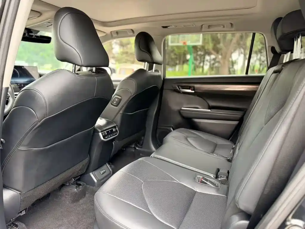 Toyota Highlander 2026 2.5L Luxury 7 мест