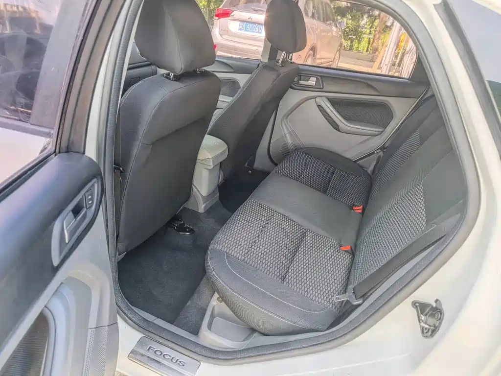Ford Focus 2013 1.8L AT