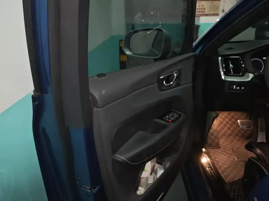 Volvo XC60 PHEV — миниатюра 7