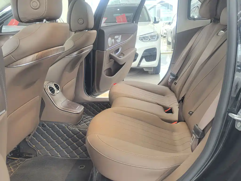 Mercedes-Benz E-Class — миниатюра 12