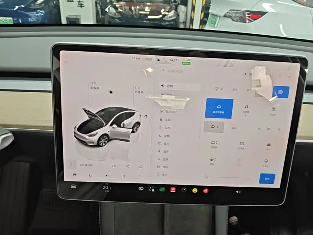 Tesla Model Y — миниатюра 13