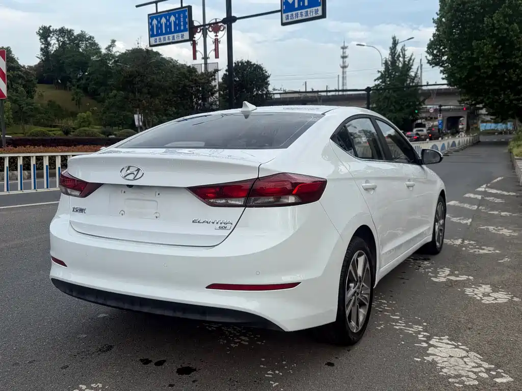 Hyundai Elantra — миниатюра 6