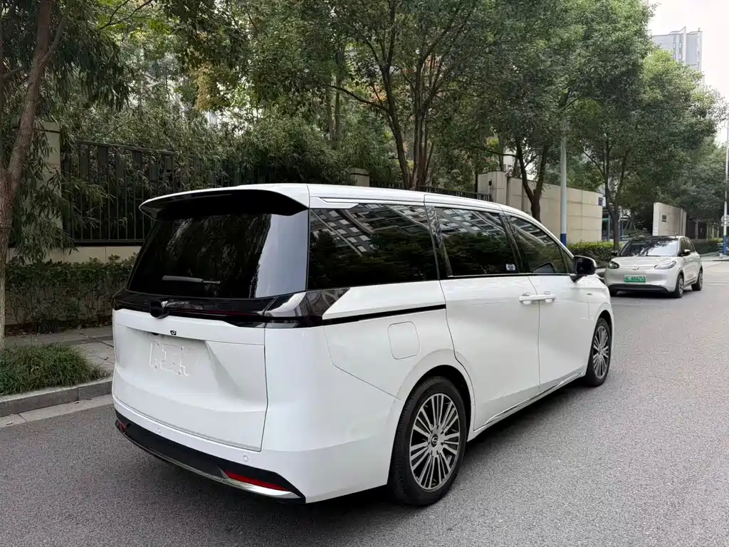 GAC Motor Trumpchi E8 PHEV — миниатюра 10