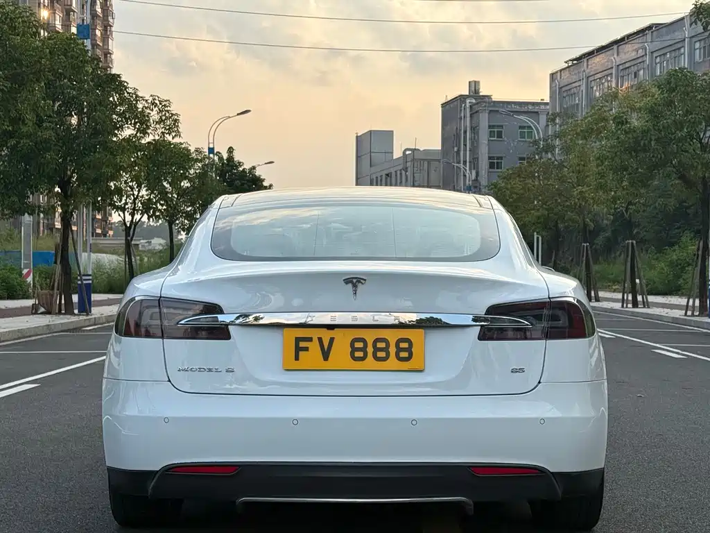 Tesla Model S — миниатюра 5