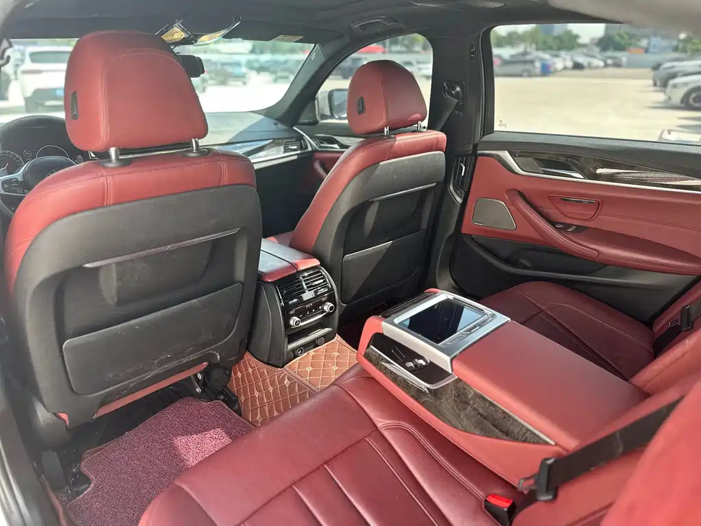 BMW 5 Series — миниатюра 9