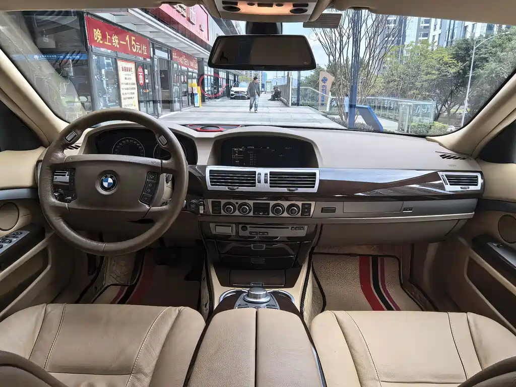 BMW 7 Series — миниатюра 10