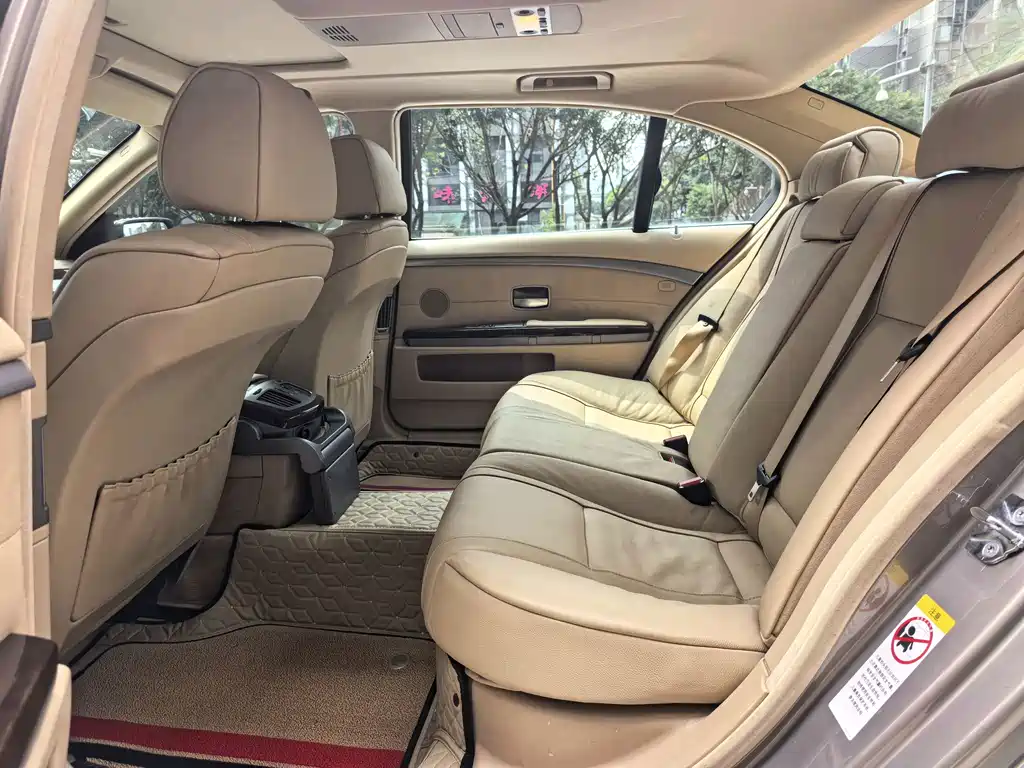 BMW 7 Series — миниатюра 9