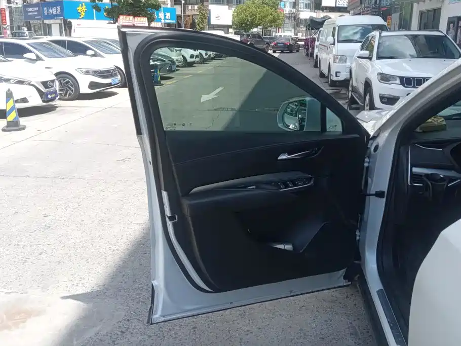 Cadillac XT4 — миниатюра 7