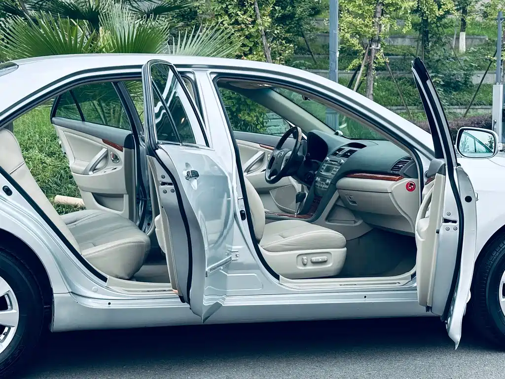 Toyota Camry — миниатюра 5
