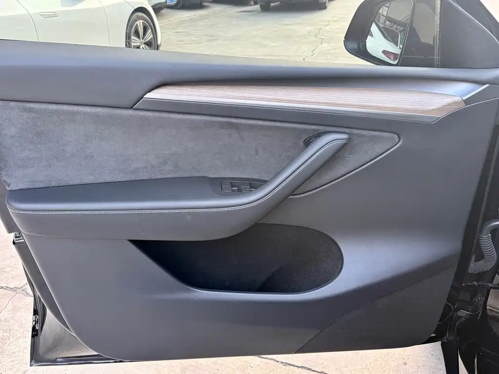 Tesla Model Y — миниатюра 16