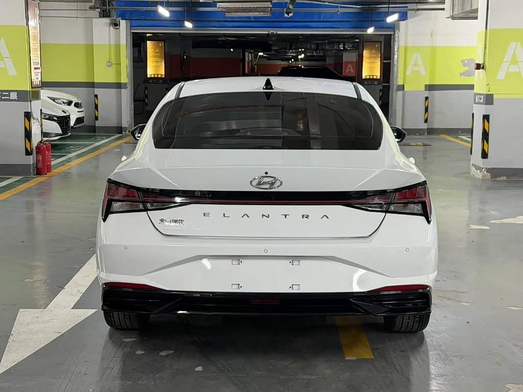 Hyundai Elantra 1.5 л 2023 г. Белый, пробег 28000 км