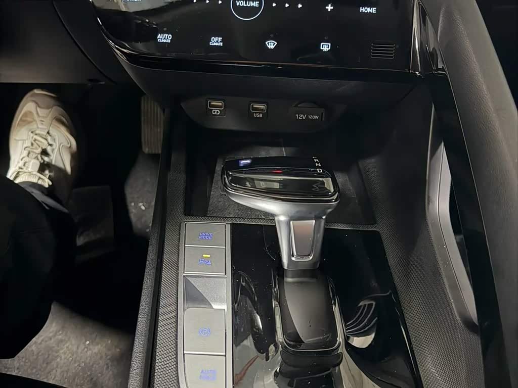 Hyundai Elantra 1.5 л 2023 г. Белый, пробег 28000 км