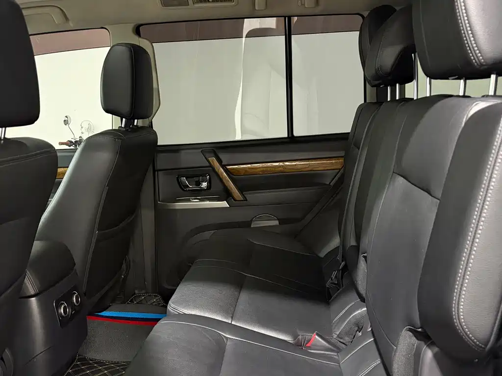 Mitsubishi Pajero (Import) — миниатюра 11