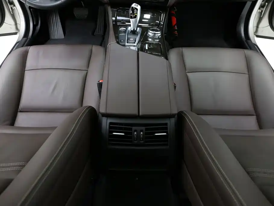 BMW 5 Series — миниатюра 10