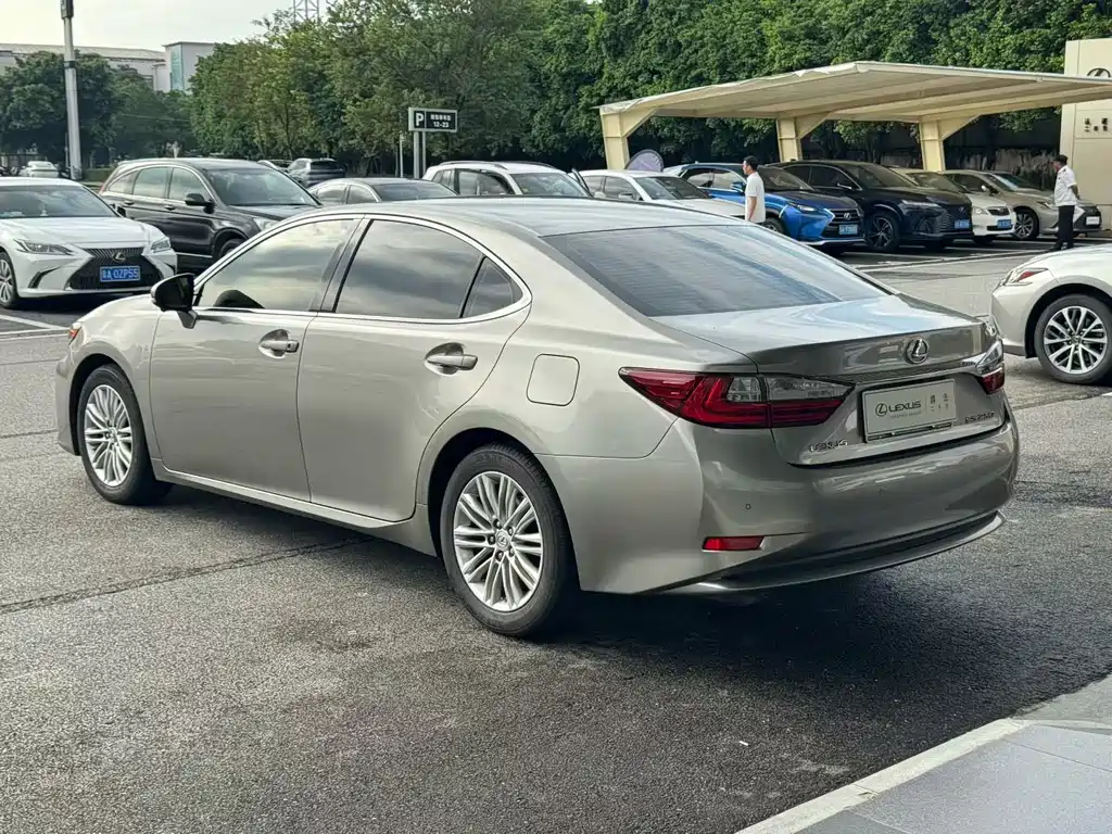 Lexus ES — миниатюра 7