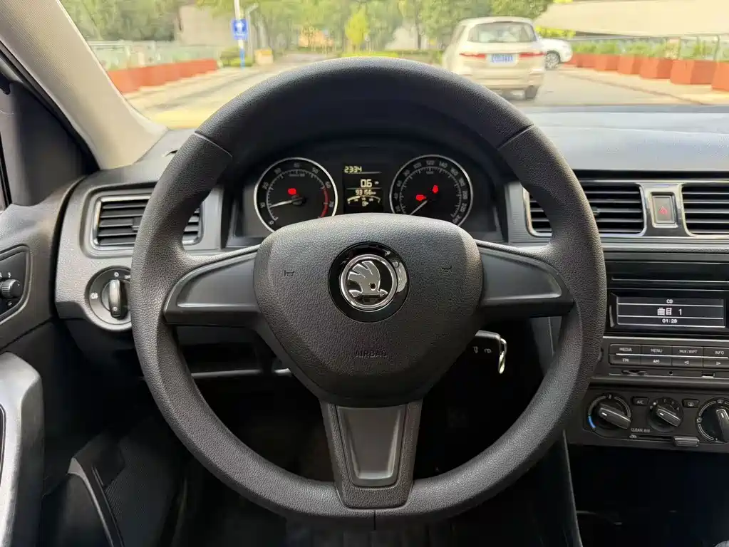 Skoda Rapid Spaceback — миниатюра 13