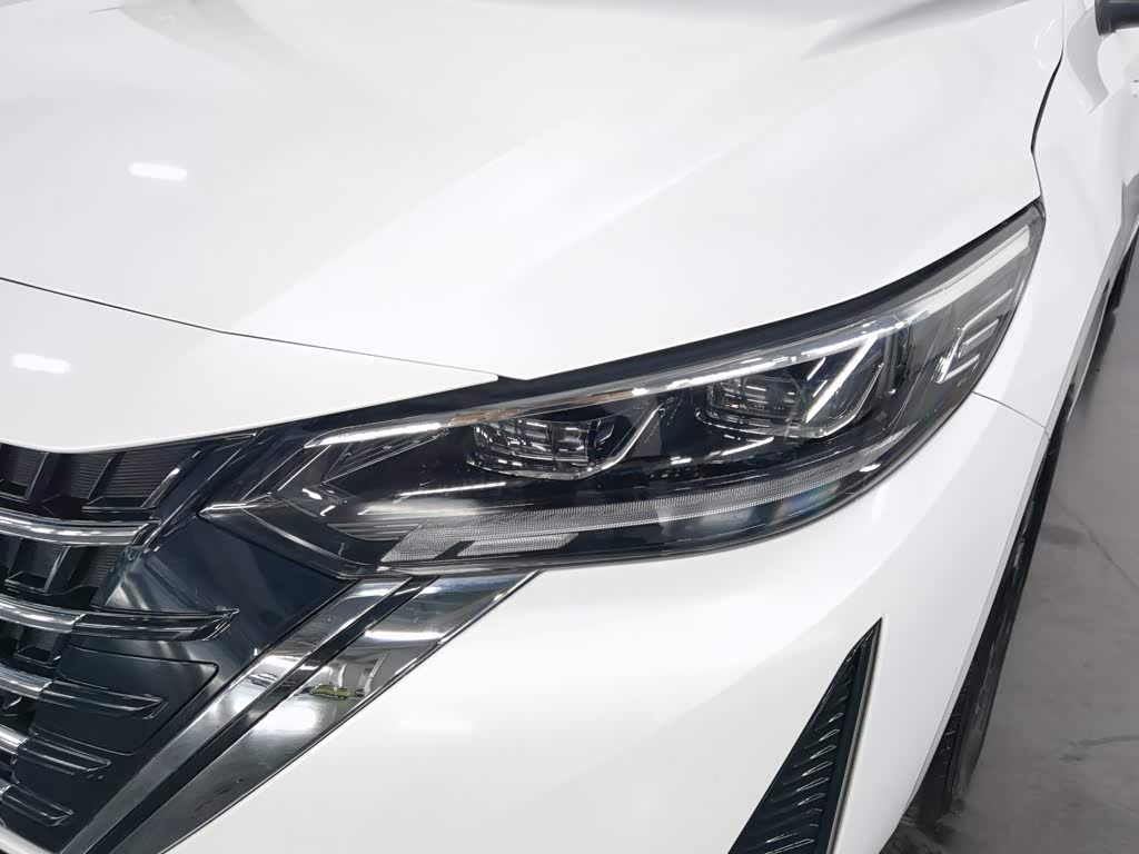 Nissan Sylphy 1.6 л 2023 г. Белый, пробег 25900 км