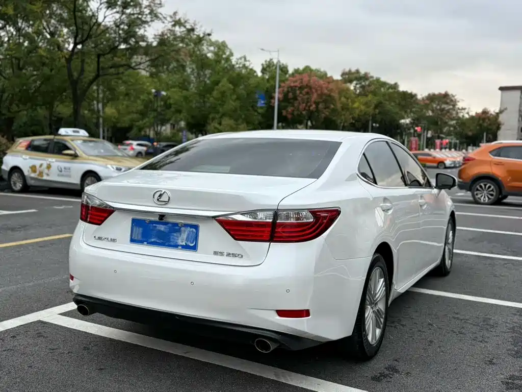 Lexus ES — миниатюра 9
