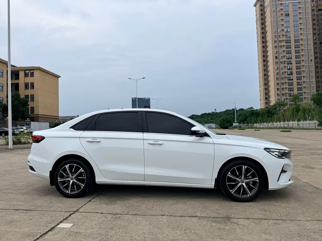 Geely Emgrand 2022 4 1.5L CVT Luxury