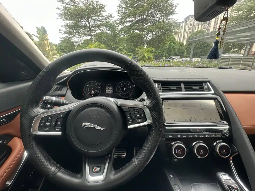 Jaguar E-PACE — миниатюра 13