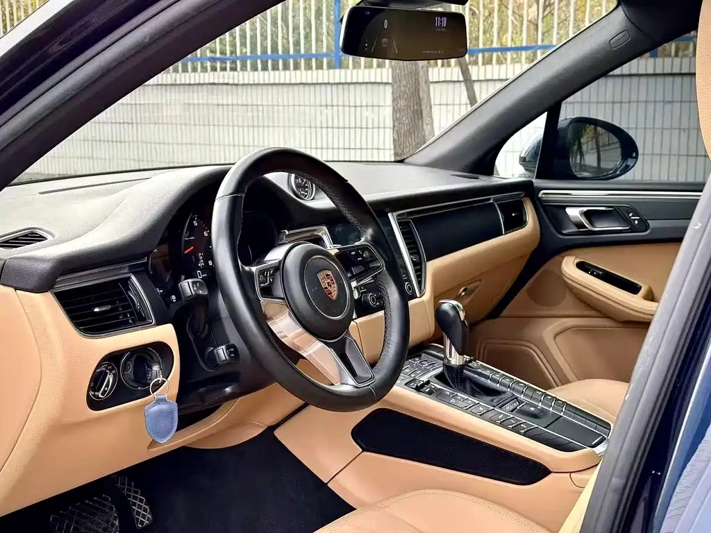 PORSCHE MACAN