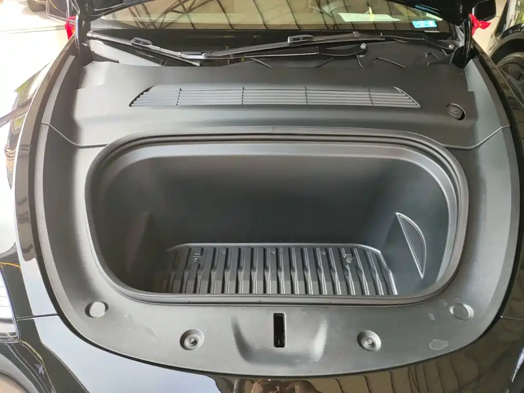 Tesla Model Y — миниатюра 20