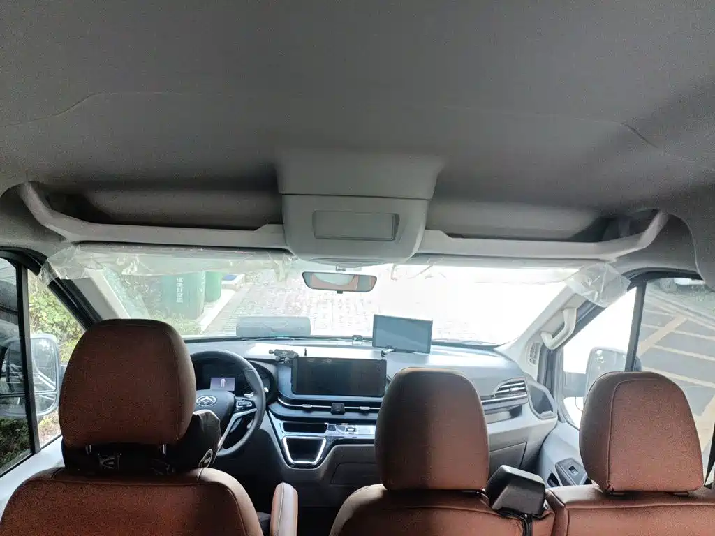 MAXUS V90 — миниатюра 9