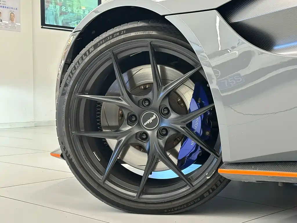 Aston Martin V8 Vantage — миниатюра 20