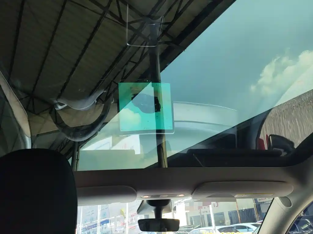 Tesla Model Y — миниатюра 18