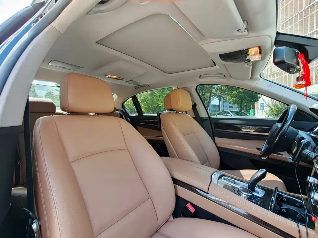 BMW 7 Series — миниатюра 9