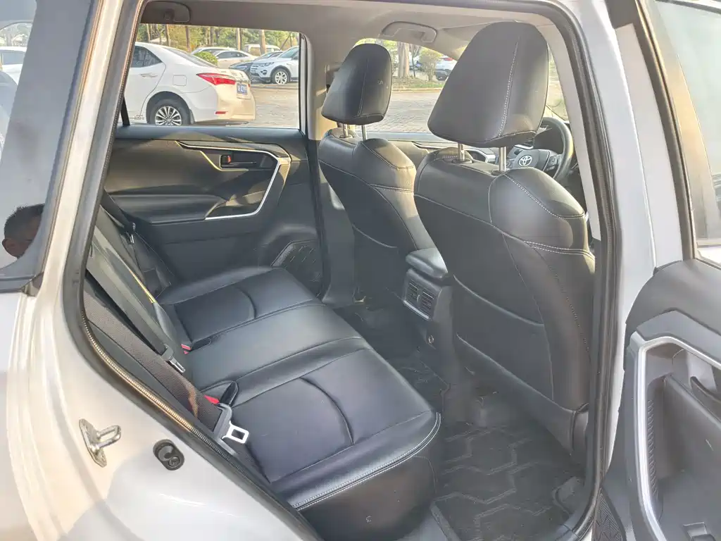 Toyota RAV4 — миниатюра 11