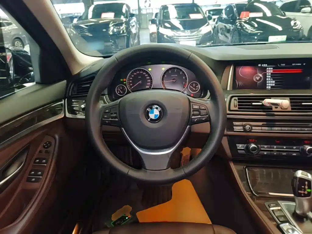 BMW 5 Series — миниатюра 11