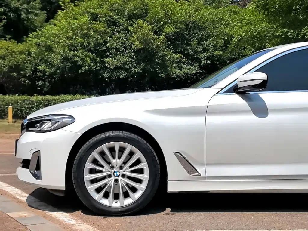BMW 5 Series — миниатюра 13